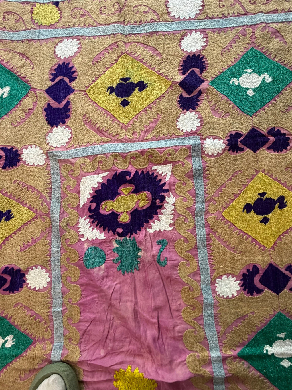 Vintage Pembe Seccade Desenli İşlemeli Suzani Duvar Örtüsü 147 x 225 cm