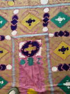 Vintage Pembe Seccade Desenli İşlemeli Suzani Duvar Örtüsü 147 x 225 cm