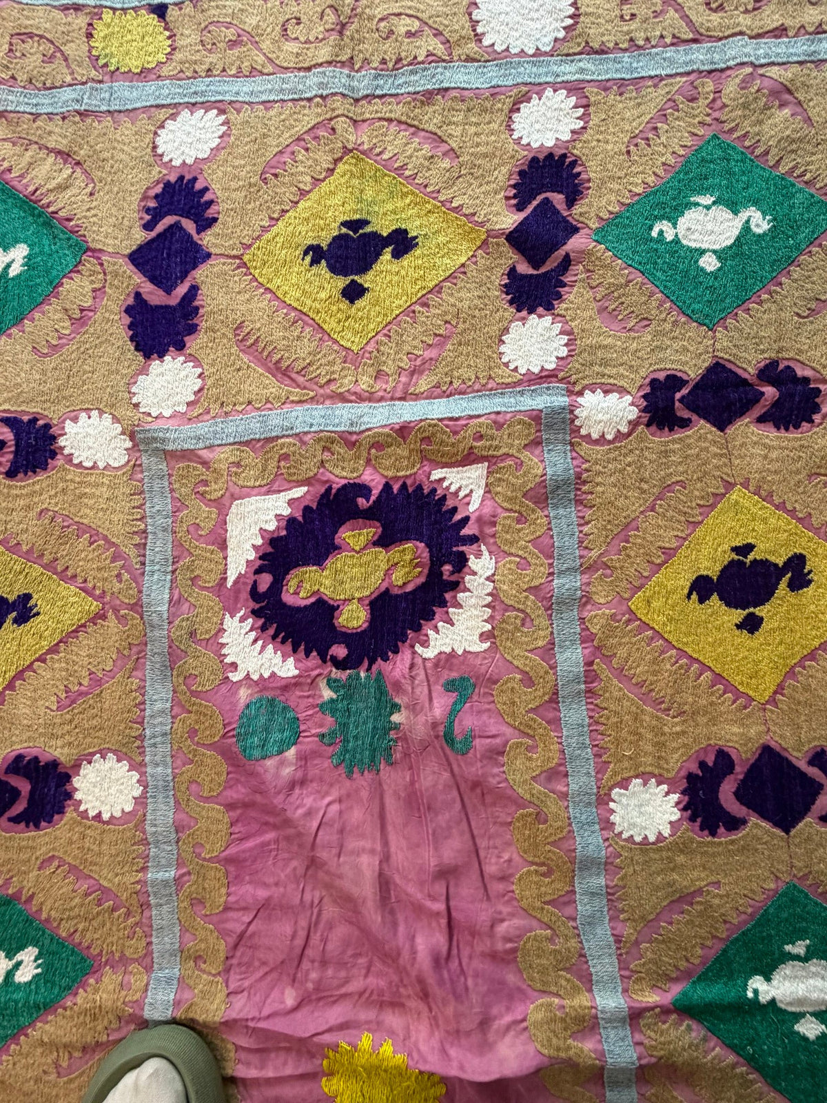 Vintage Pembe Seccade Desenli İşlemeli Suzani Duvar Örtüsü 147 x 225 cm