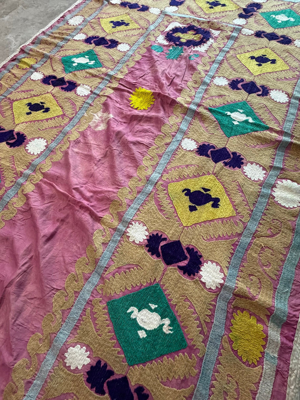 Vintage Pembe Seccade Desenli İşlemeli Suzani Duvar Örtüsü 147 x 225 cm