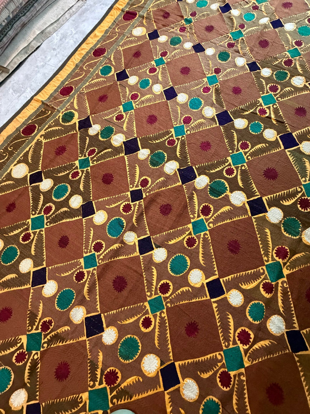 Vintage Kahverengi Kafes Desenli İşlemeli Suzani Duvar Örtüsü 230 x 370 cm