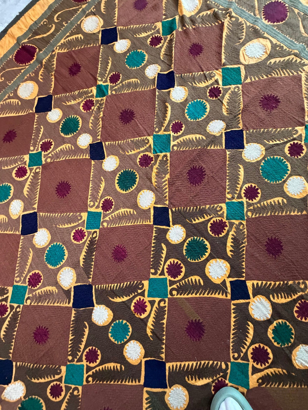 Vintage Kahverengi Kafes Desenli İşlemeli Suzani Duvar Örtüsü 230 x 370 cm