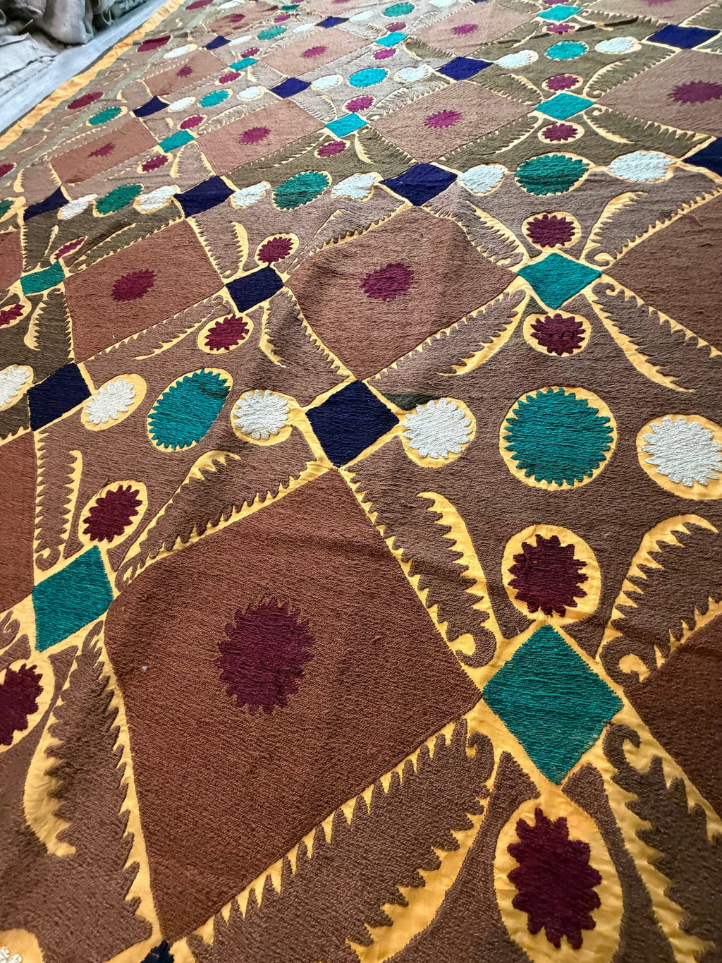 Vintage Kahverengi Kafes Desenli İşlemeli Suzani Duvar Örtüsü 230 x 370 cm