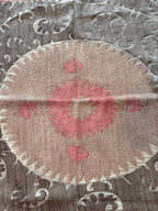 Vintage Kahverengi Madalyon Desenli İşlemeli Suzani Duvar Örtüsü 132 x 163 cm