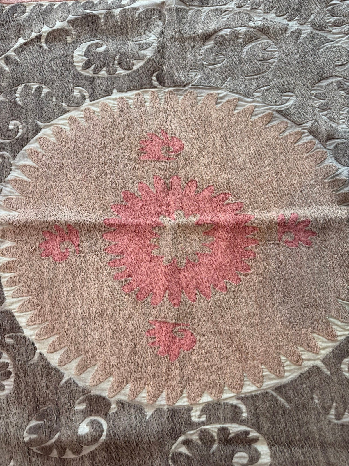 Vintage Kahverengi Madalyon Desenli İşlemeli Suzani Duvar Örtüsü 132 x 163 cm