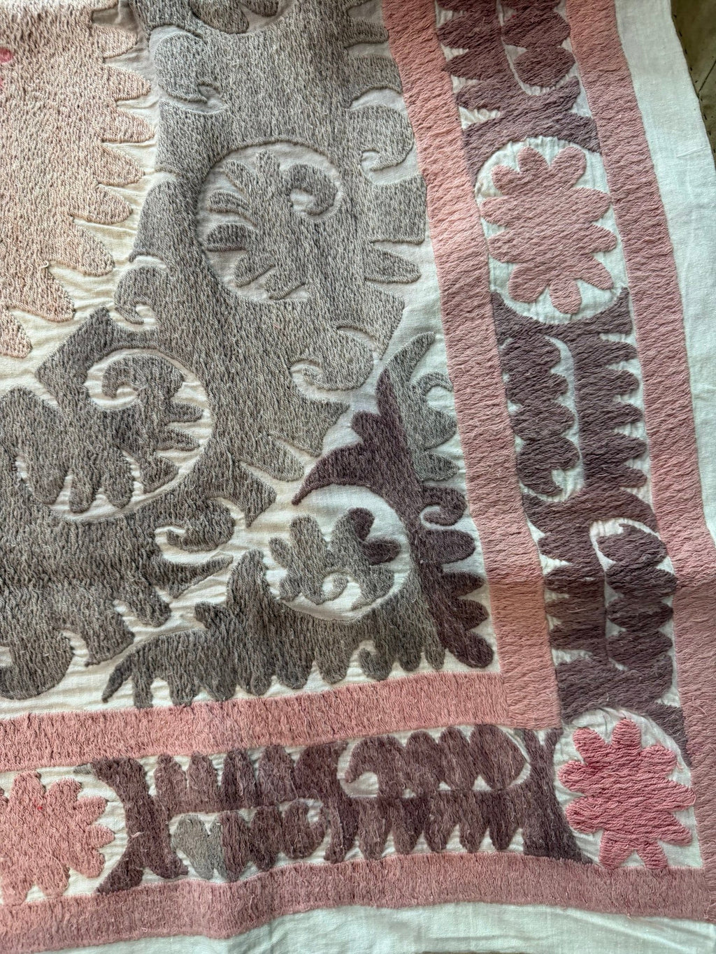 Vintage Kahverengi Madalyon Desenli İşlemeli Suzani Duvar Örtüsü 132 x 163 cm
