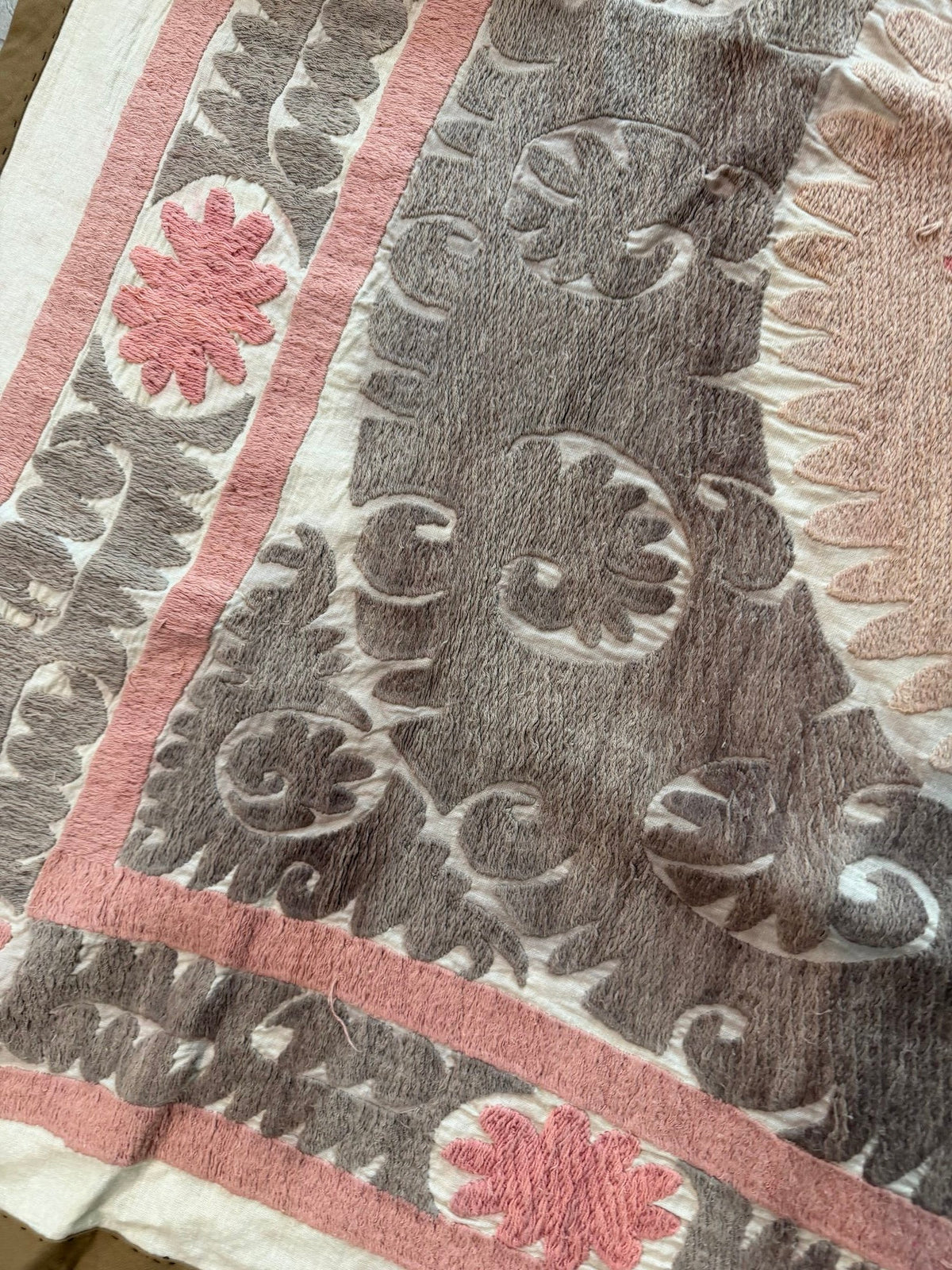Vintage Kahverengi Madalyon Desenli İşlemeli Suzani Duvar Örtüsü 132 x 163 cm