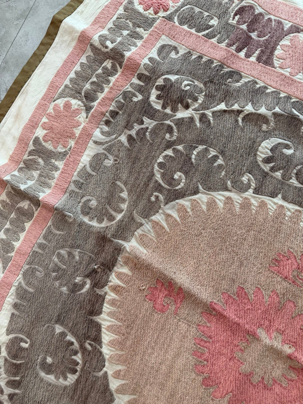 Vintage Kahverengi Madalyon Desenli İşlemeli Suzani Duvar Örtüsü 132 x 163 cm