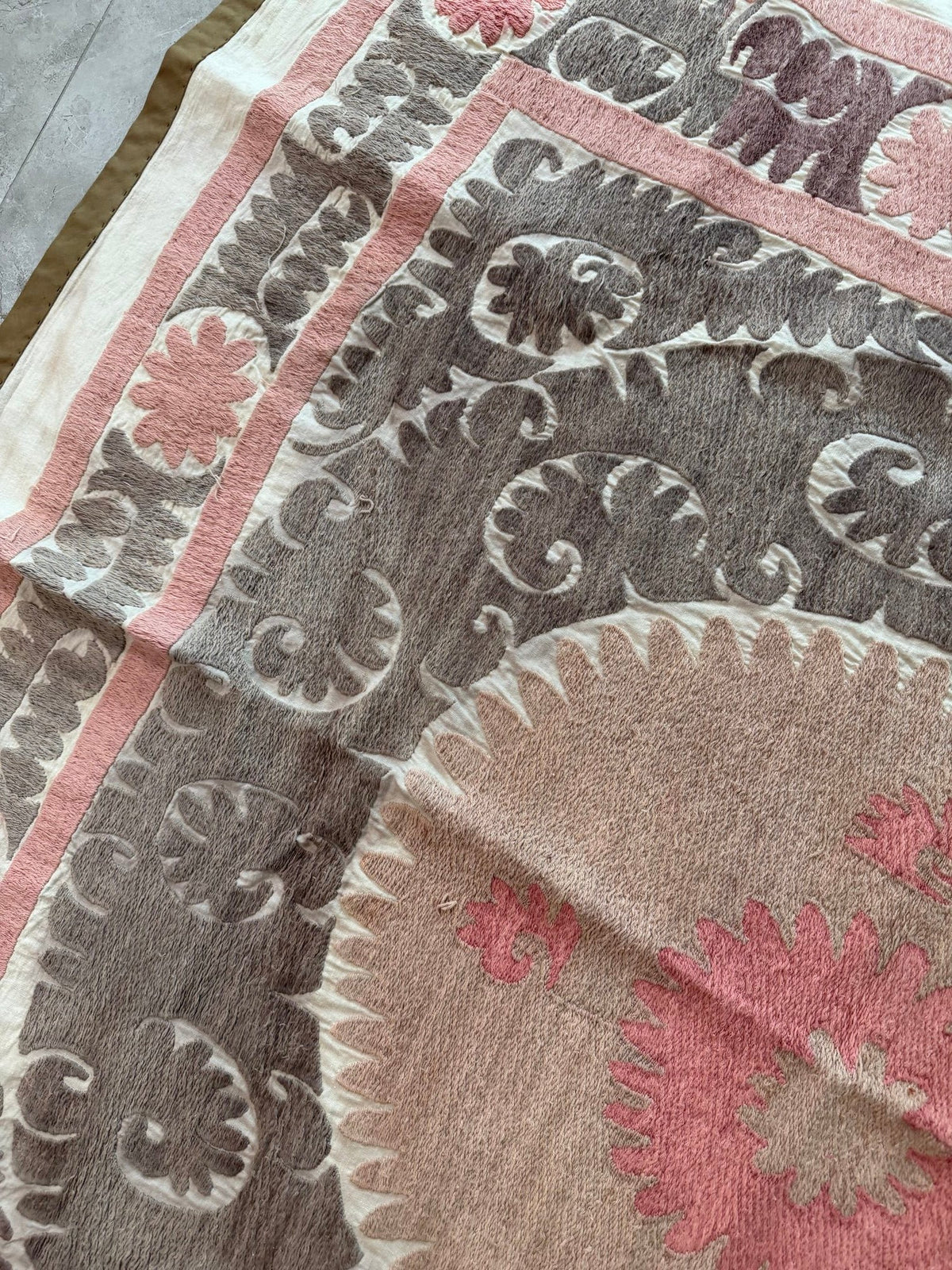 Vintage Kahverengi Madalyon Desenli İşlemeli Suzani Duvar Örtüsü 132 x 163 cm