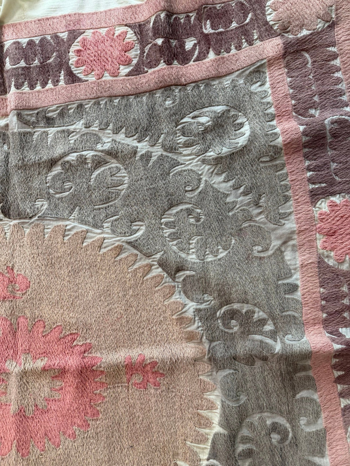Vintage Kahverengi Madalyon Desenli İşlemeli Suzani Duvar Örtüsü 132 x 163 cm