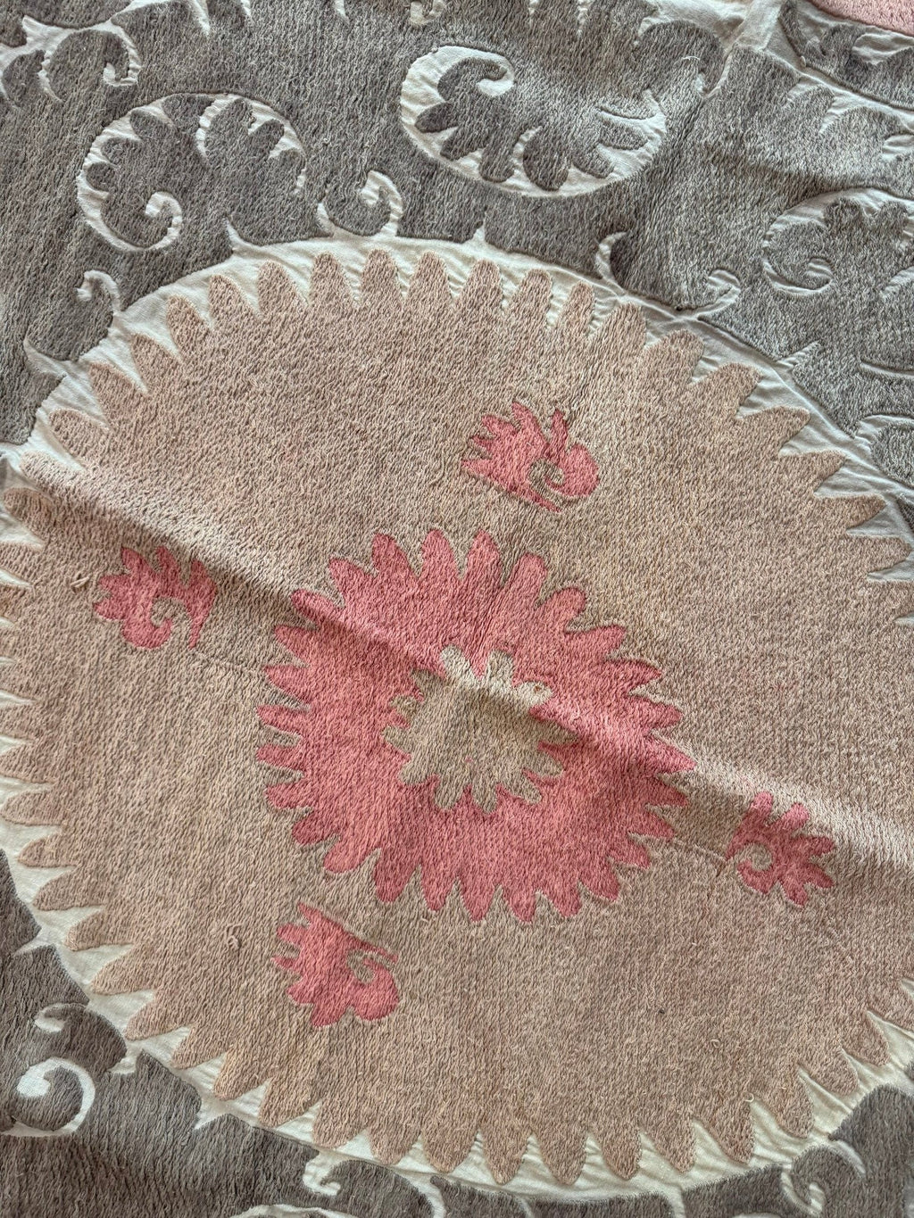 Vintage Kahverengi Madalyon Desenli İşlemeli Suzani Duvar Örtüsü 132 x 163 cm