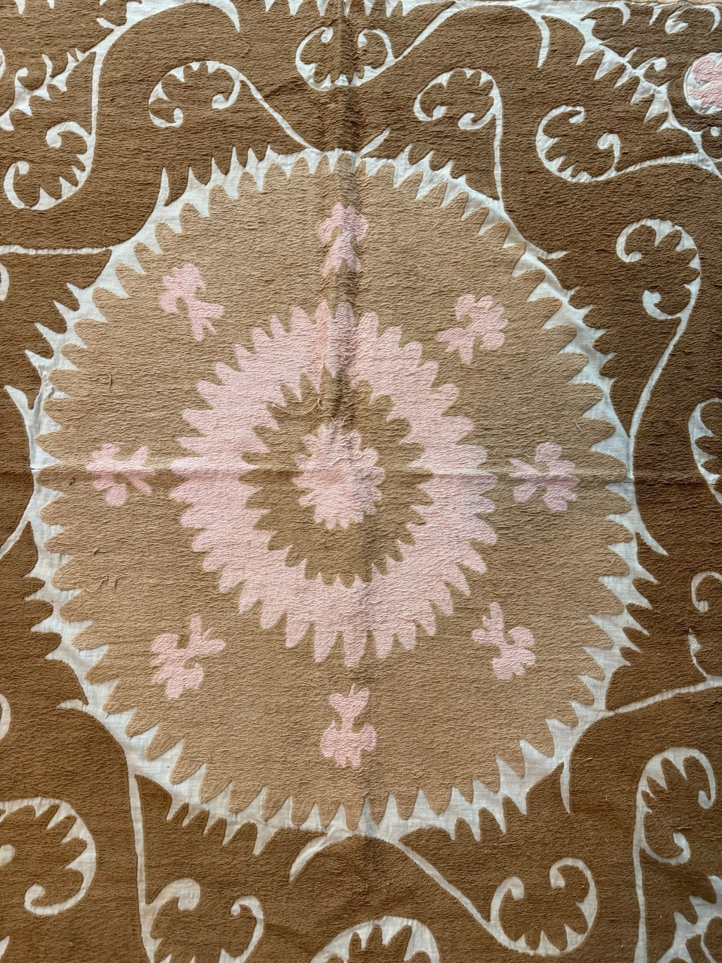 Vintage Bej Madalyon Desenli El İşlemesi Suzani Duvar Örtüsü 156 x 160 cm