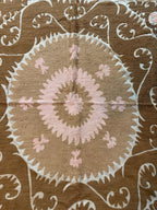 Vintage Bej Madalyon Desenli El İşlemesi Suzani Duvar Örtüsü 156 x 160 cm