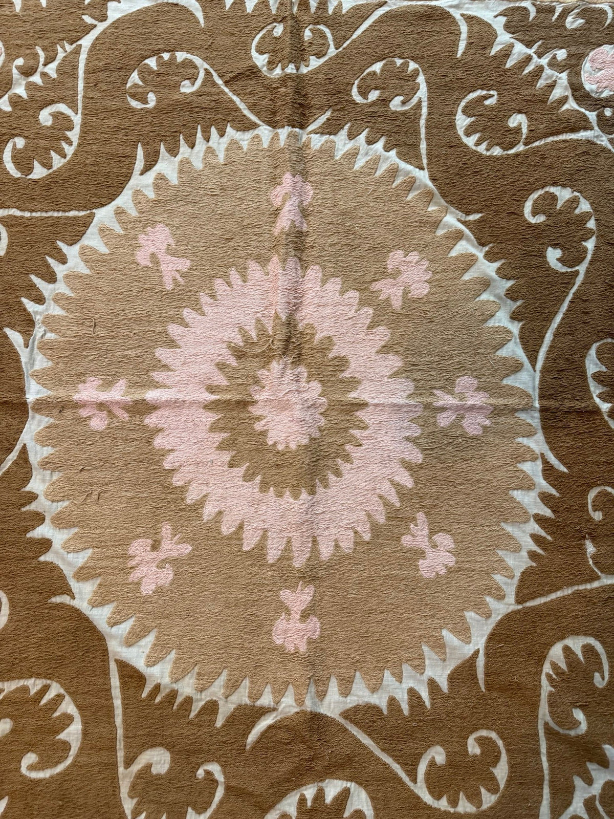 Vintage Bej Madalyon Desenli El İşlemesi Suzani Duvar Örtüsü 156 x 160 cm