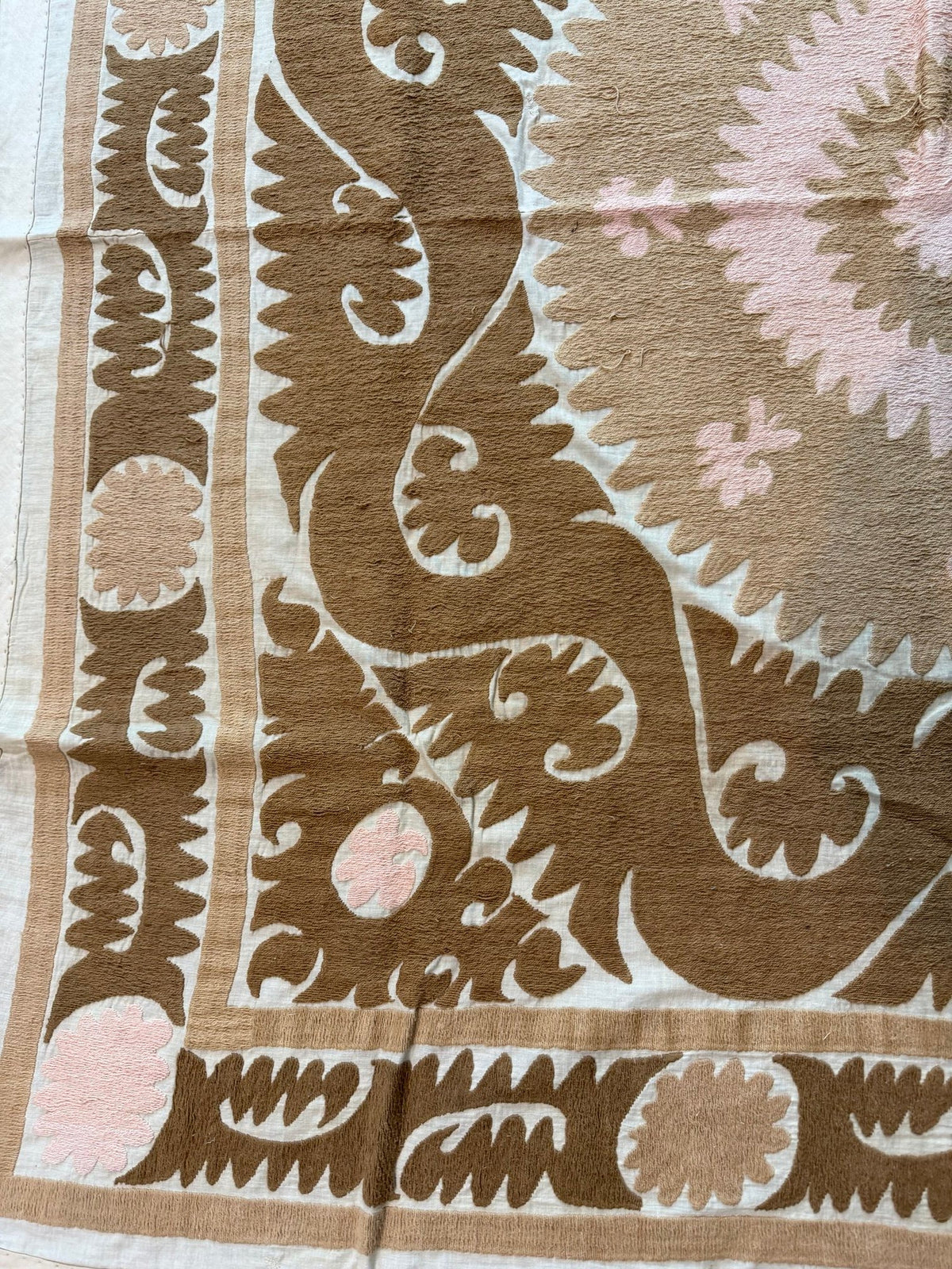 Vintage Bej Madalyon Desenli El İşlemesi Suzani Duvar Örtüsü 156 x 160 cm