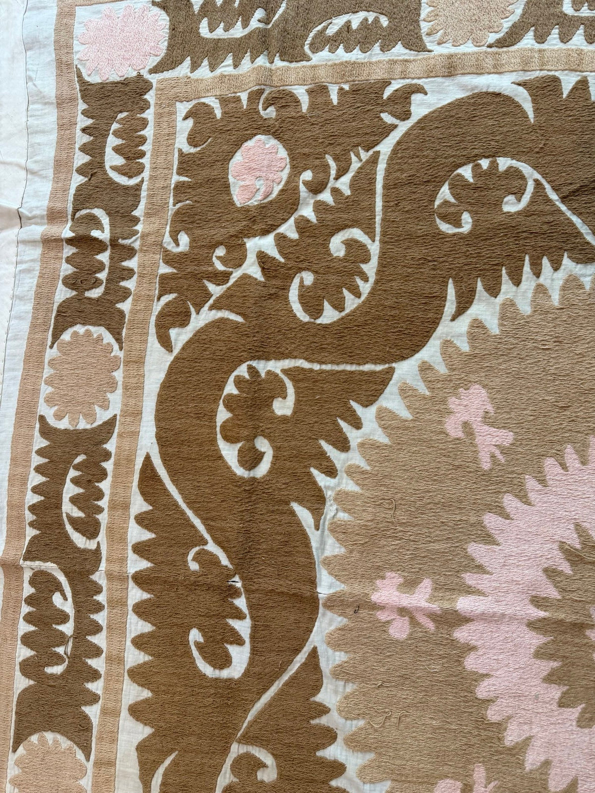 Vintage Bej Madalyon Desenli El İşlemesi Suzani Duvar Örtüsü 156 x 160 cm