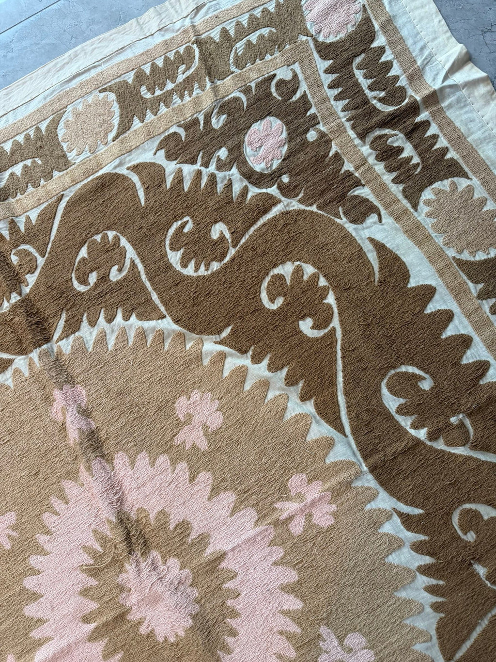 Vintage Bej Madalyon Desenli El İşlemesi Suzani Duvar Örtüsü 156 x 160 cm
