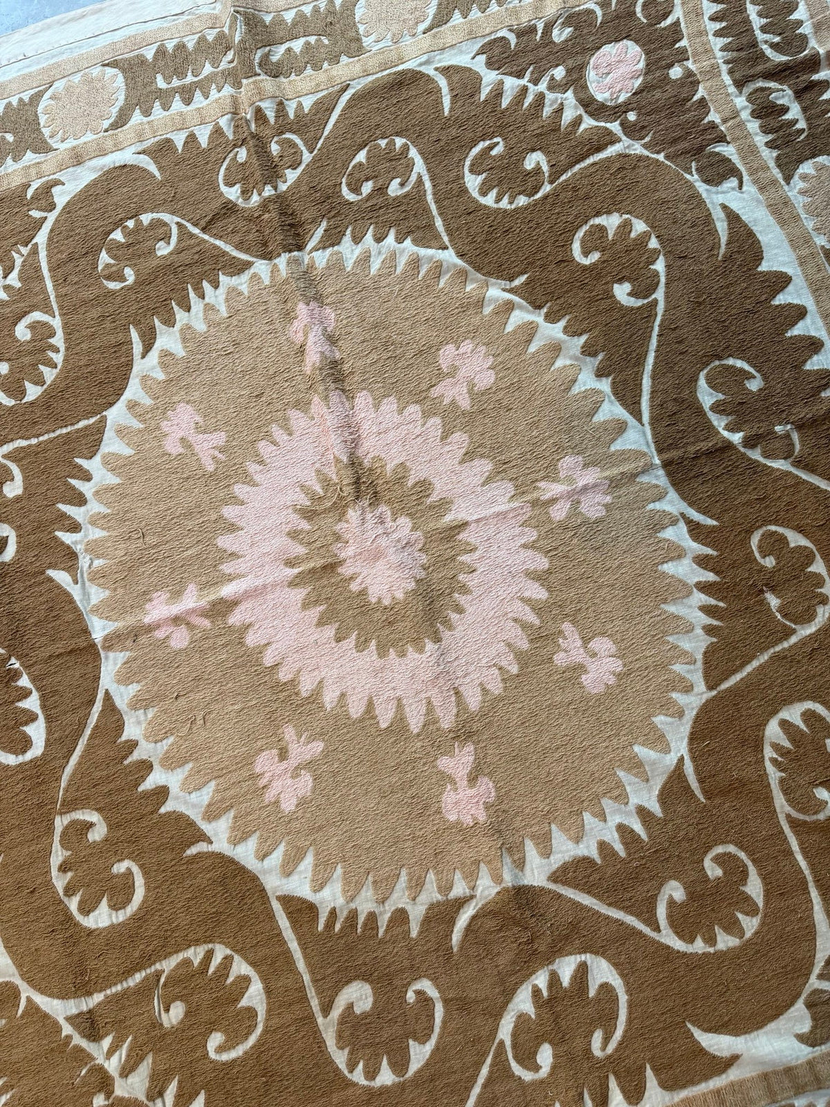 Vintage Bej Madalyon Desenli El İşlemesi Suzani Duvar Örtüsü 156 x 160 cm