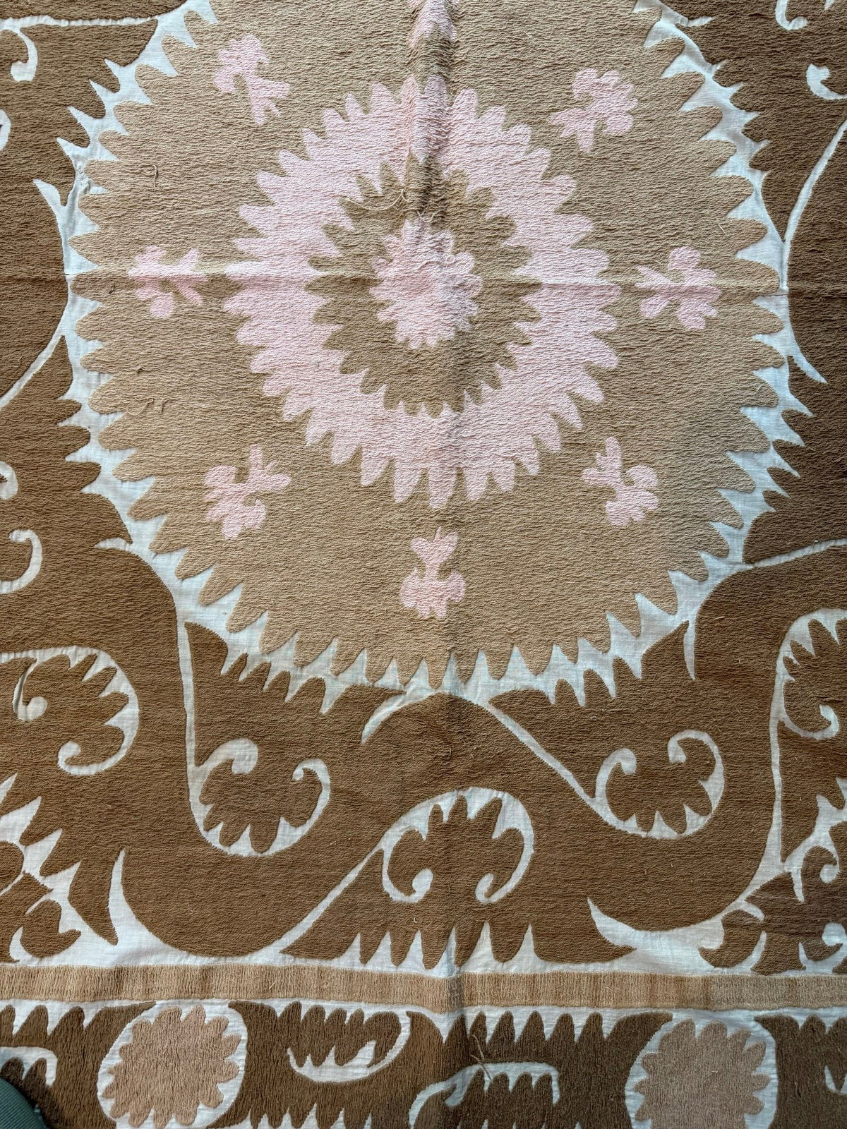 Vintage Bej Madalyon Desenli El İşlemesi Suzani Duvar Örtüsü 156 x 160 cm