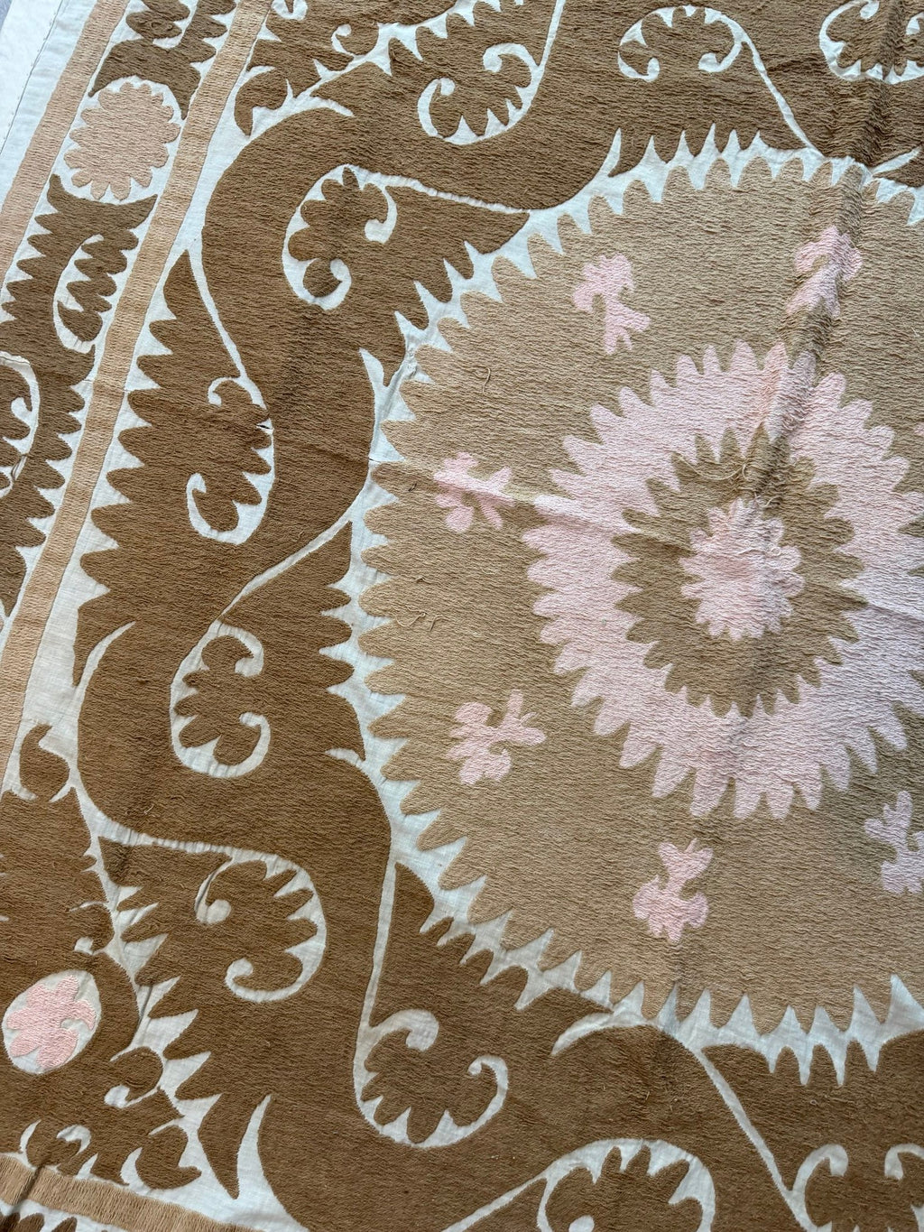 Vintage Bej Madalyon Desenli El İşlemesi Suzani Duvar Örtüsü 156 x 160 cm